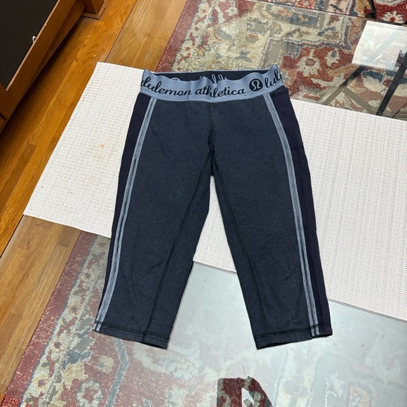 lululemon athletica Navy Blue Leggings, size 6 - Picture 2 of 11